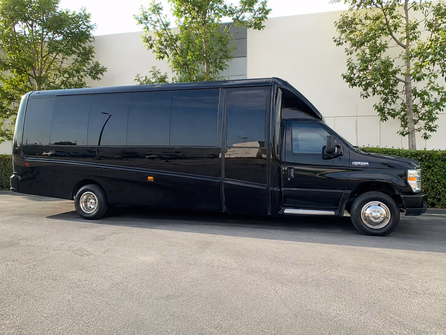 corporate airport transfer buses to and from flagstaff pulliam airport